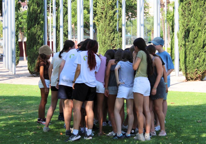 Grupo de adolescentes de Nau Jove en grupo de espaldas
